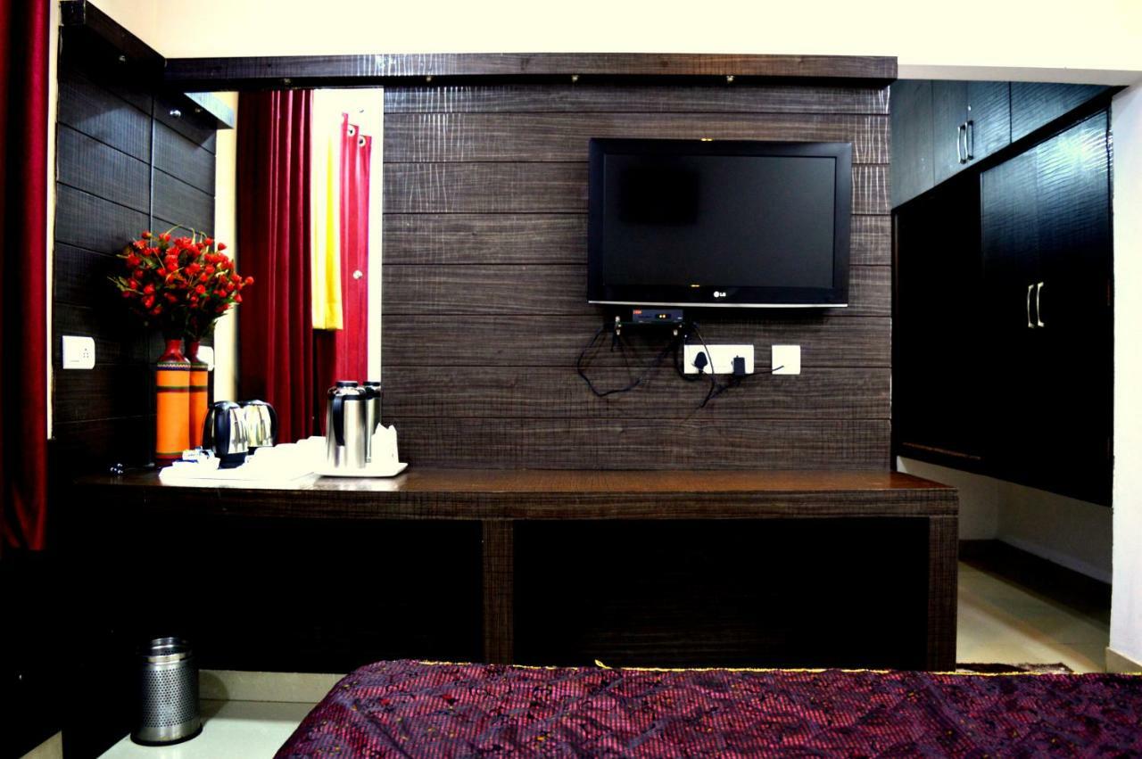 Hotel Pradeep Palace Gorakhpur Exterior foto